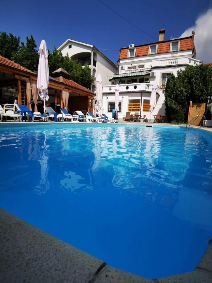 City View & Pool Apartment Ni Екстериор снимка